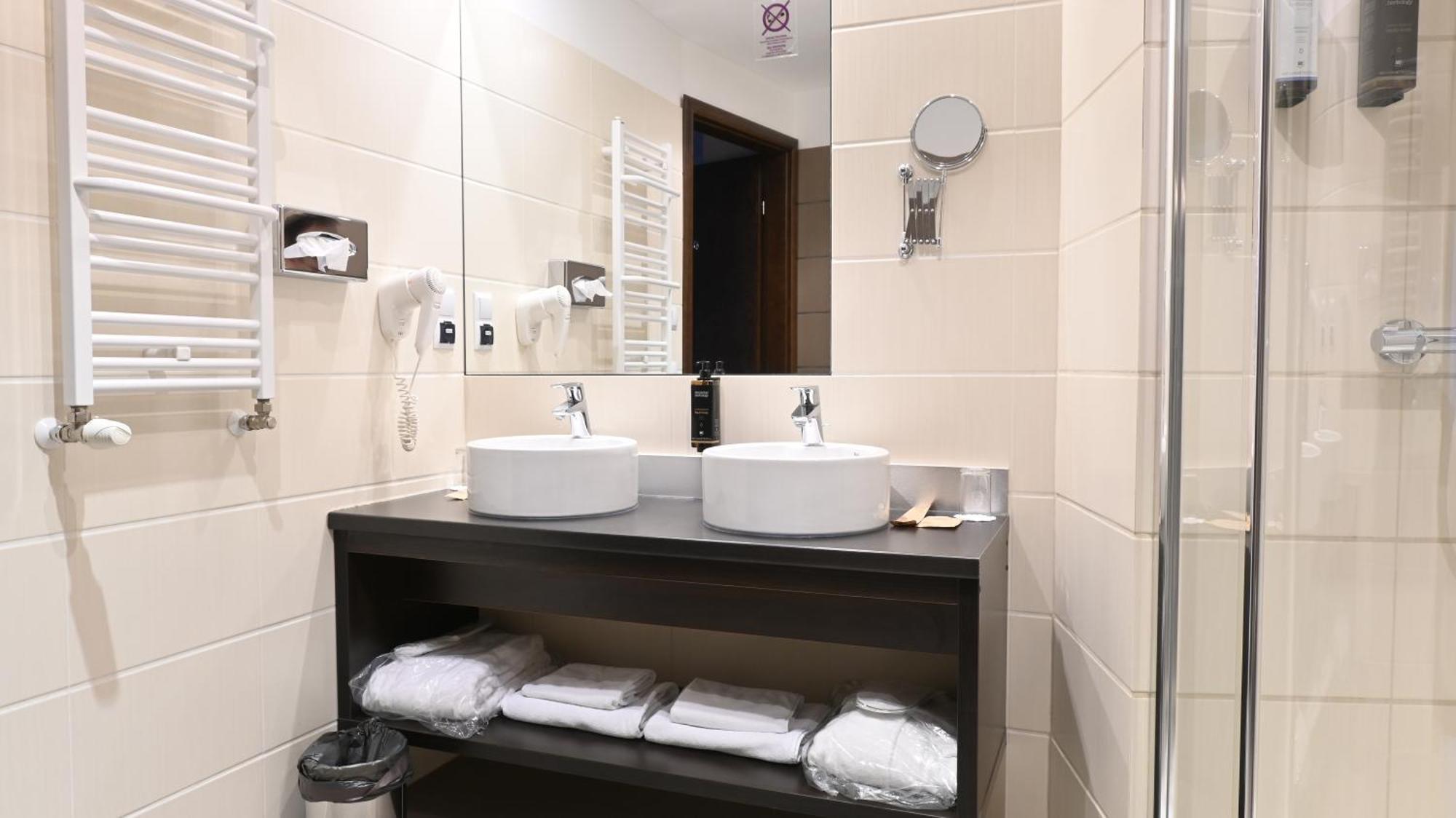 Vestil Hotel Piotrków Trybunalski Exteriör bild