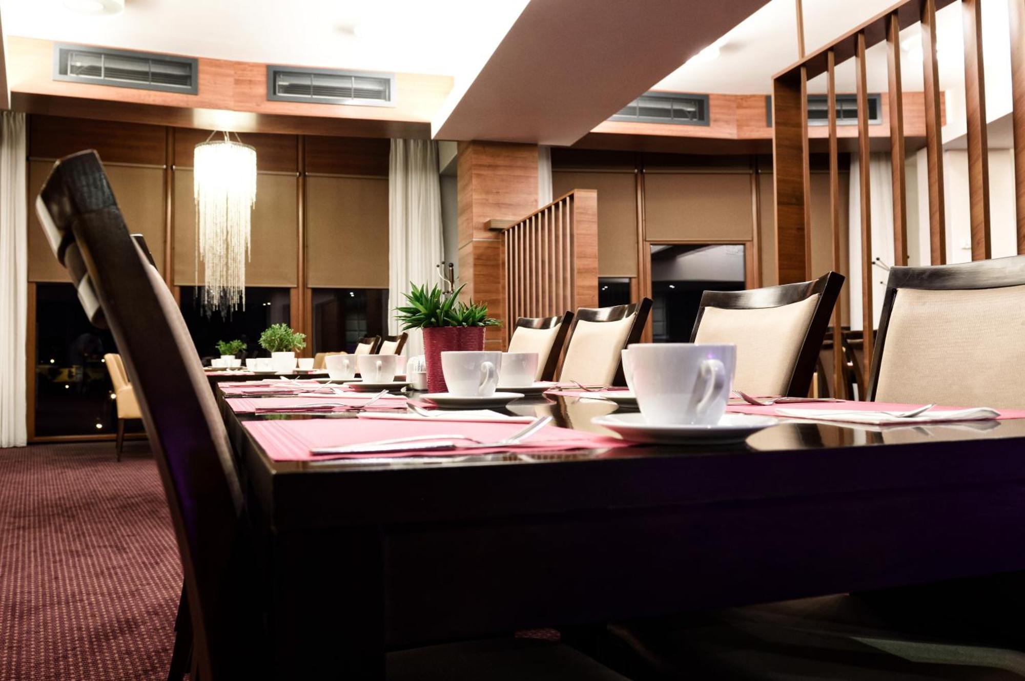 Vestil Hotel Piotrków Trybunalski Exteriör bild