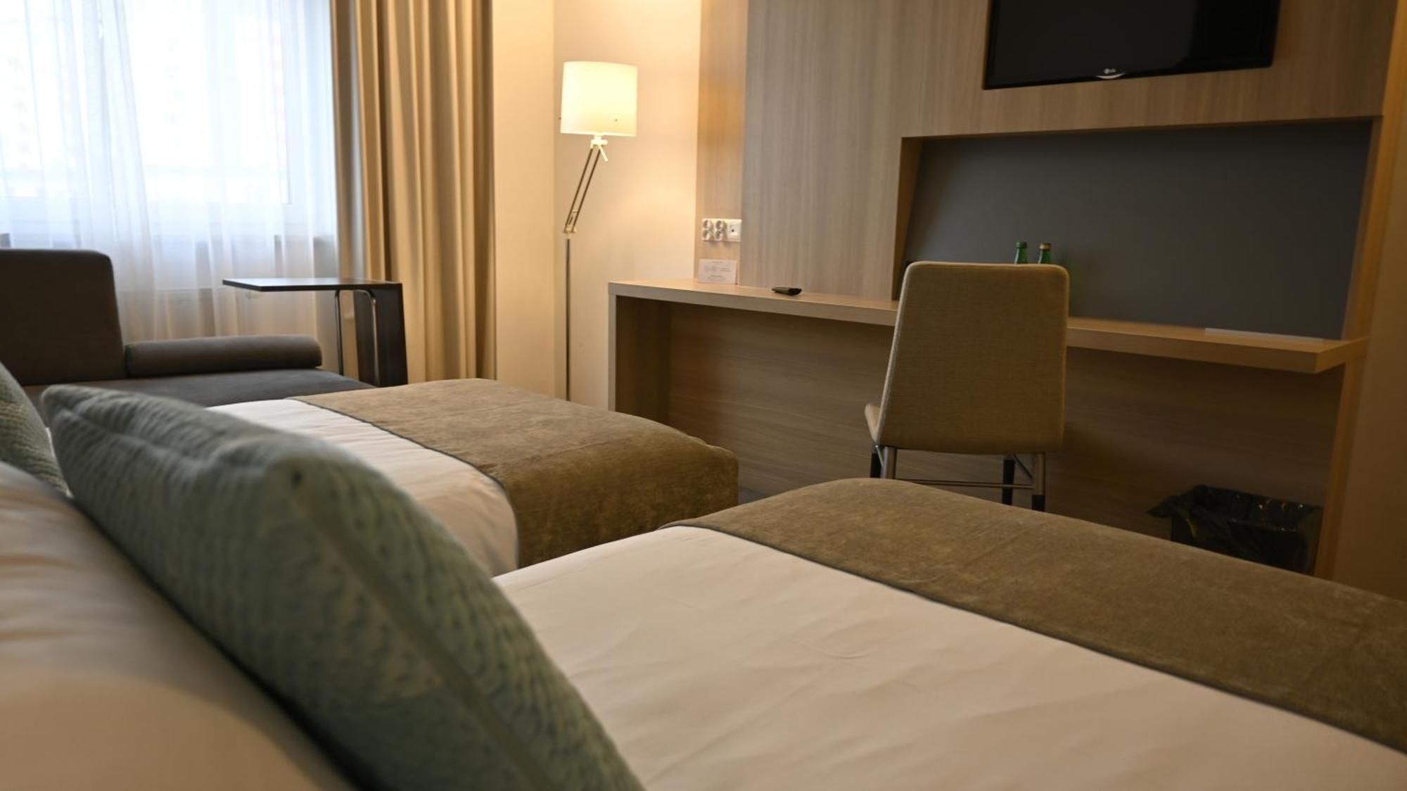 Vestil Hotel Piotrków Trybunalski Exteriör bild