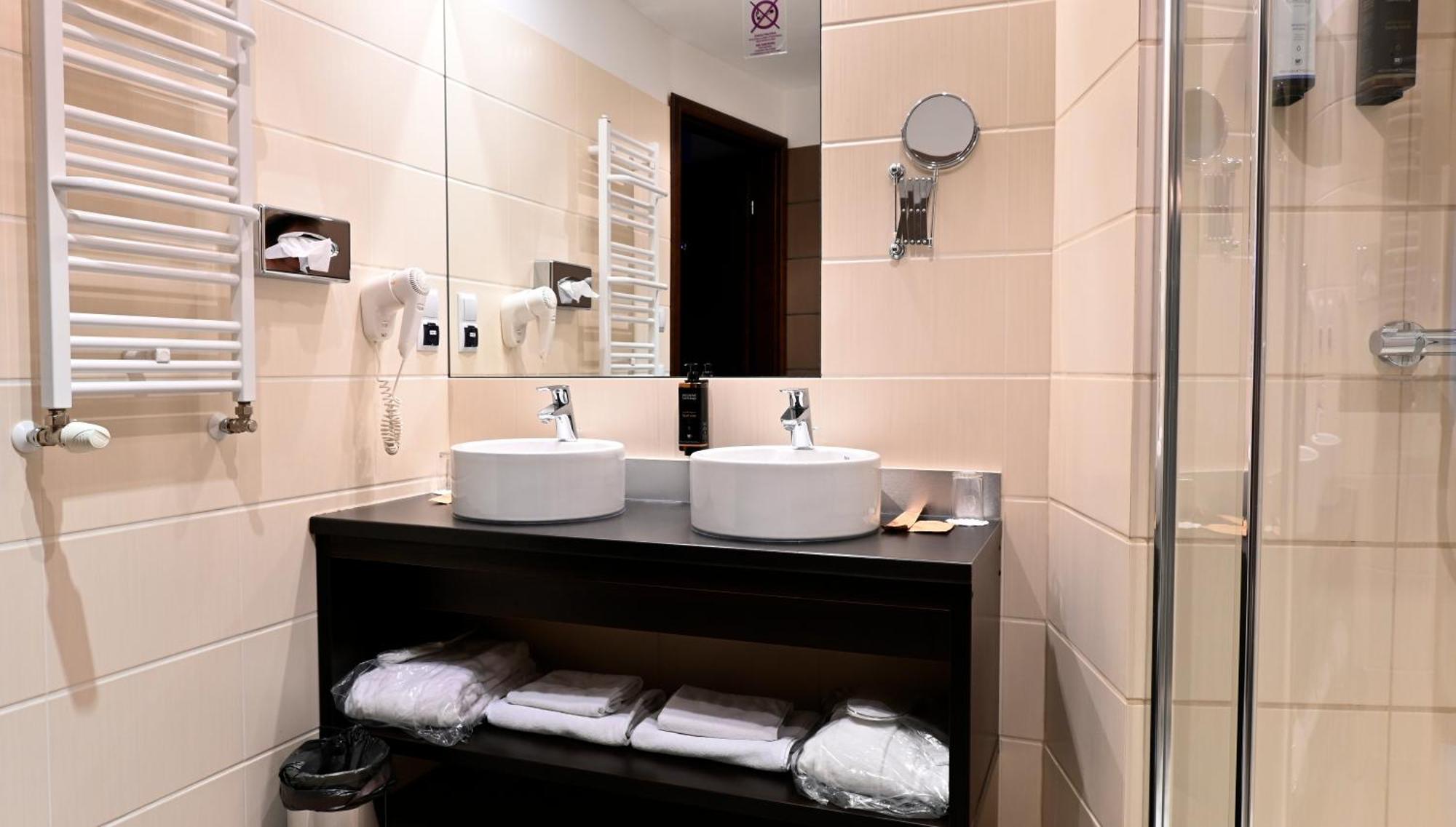 Vestil Hotel Piotrków Trybunalski Exteriör bild