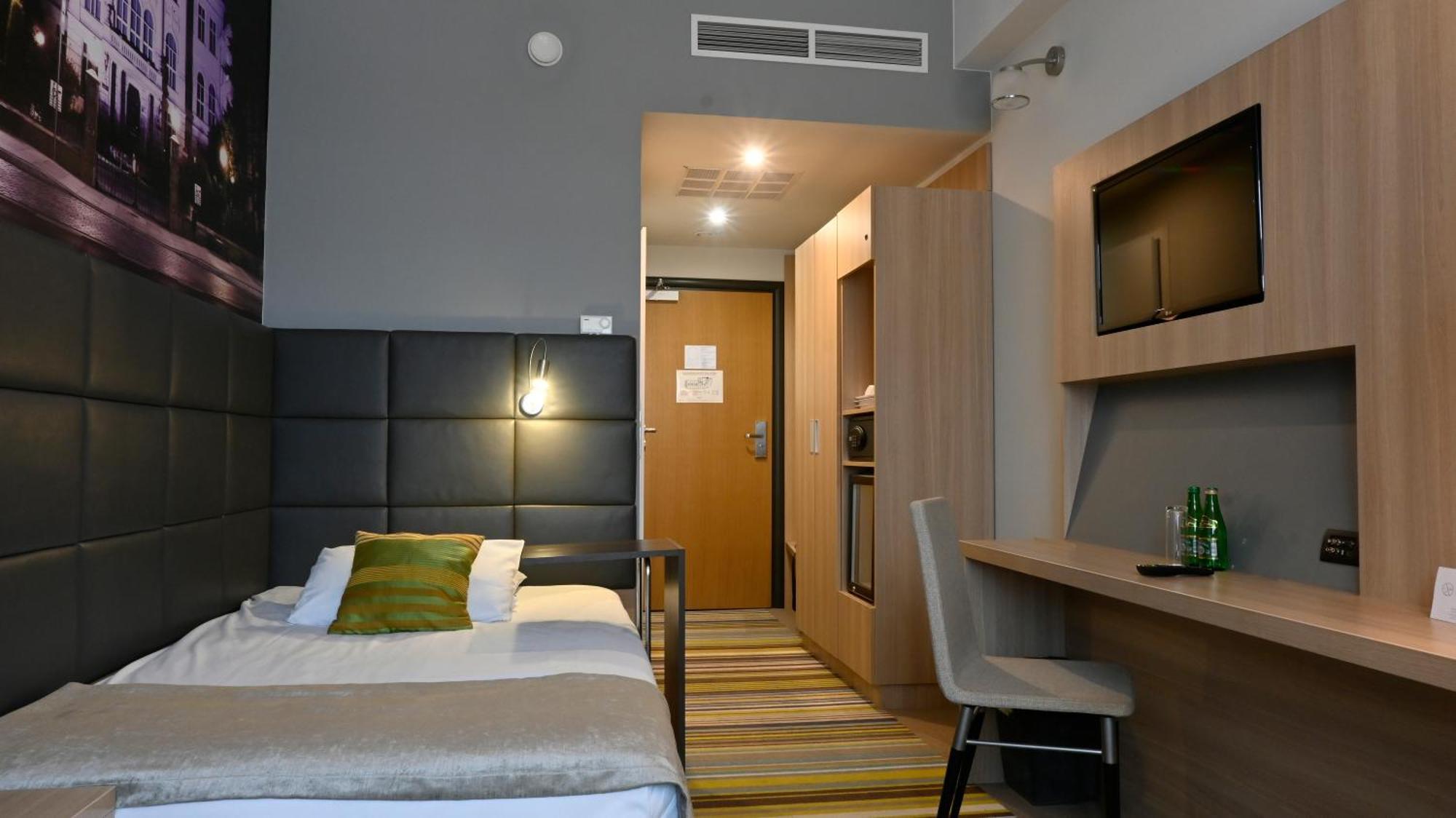 Vestil Hotel Piotrków Trybunalski Exteriör bild