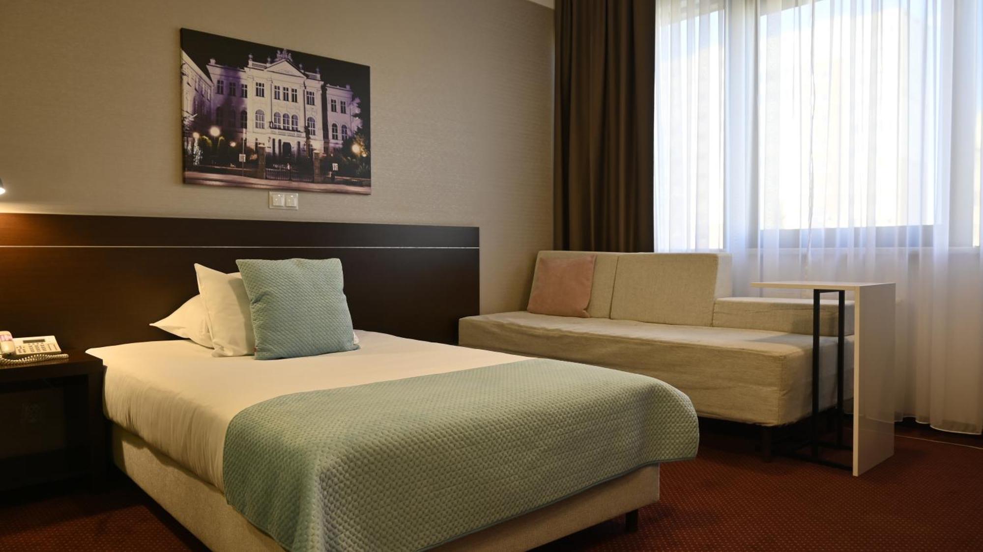 Vestil Hotel Piotrków Trybunalski Exteriör bild